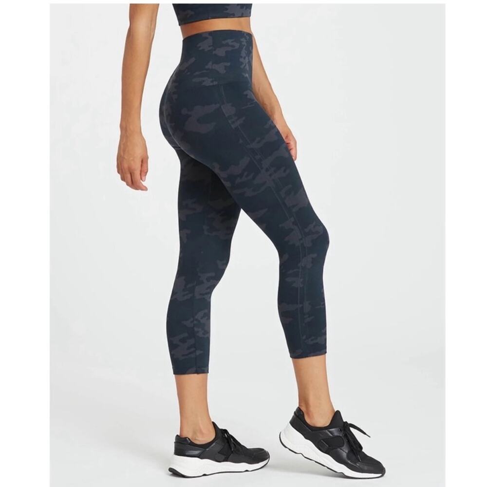 🆕 NWOT SPANX Look At Me Now Seamless Camo Cropped Leggings Shapewear Size Small